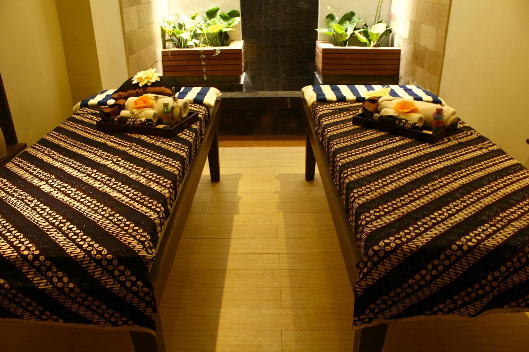 Crystal Lotus Hotel Yogyakarta Melati Exterior foto